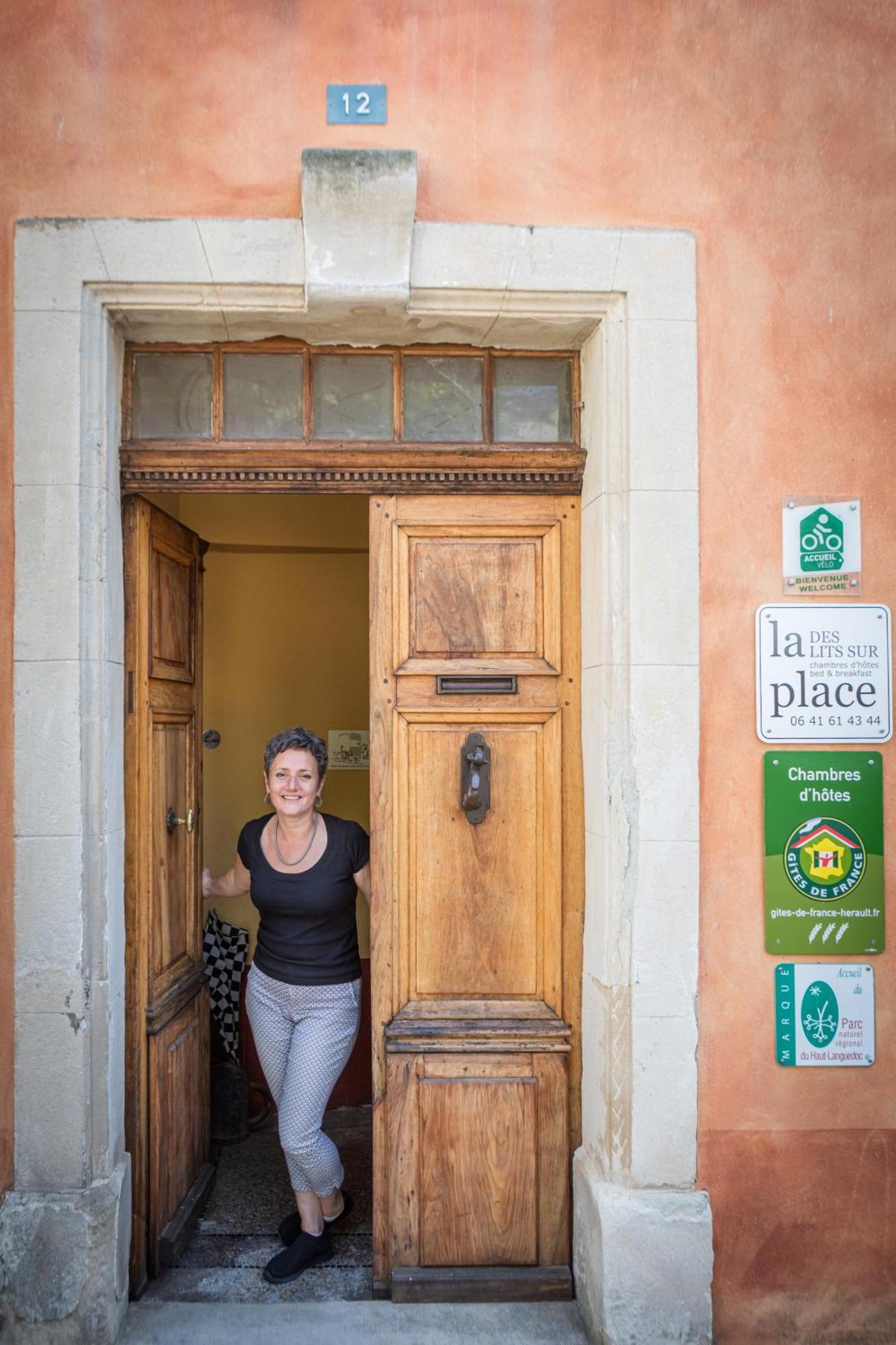 Des Lits Sur La Place Hérépian Eksteriør bilde